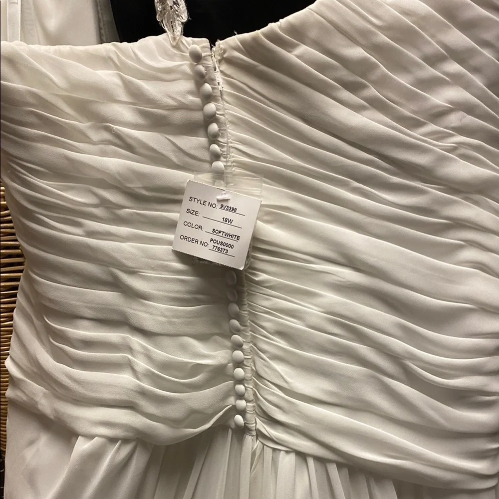 Elegant White One-Shoulder Gown - Picture 3 of 14